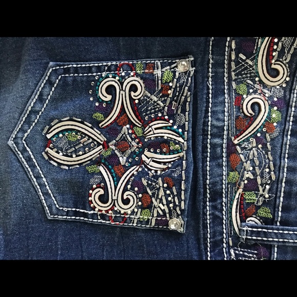 Adorable Embellished Denim Shorts - Picture 4 of 5